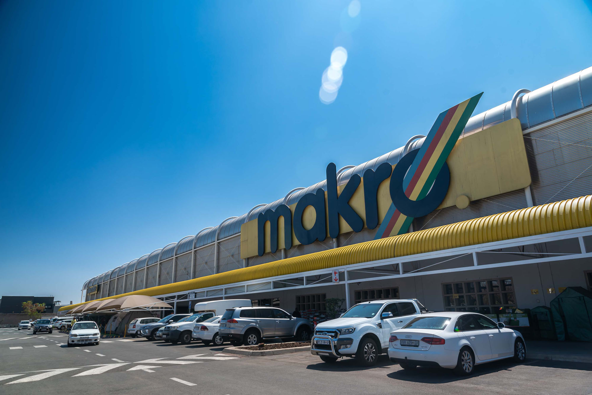 Makro Storefront